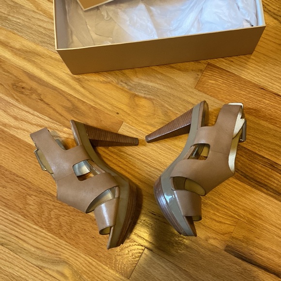 Michael Kors Carla Platform Sandal | Taupe - 7.5 - Picture 2 of 4
